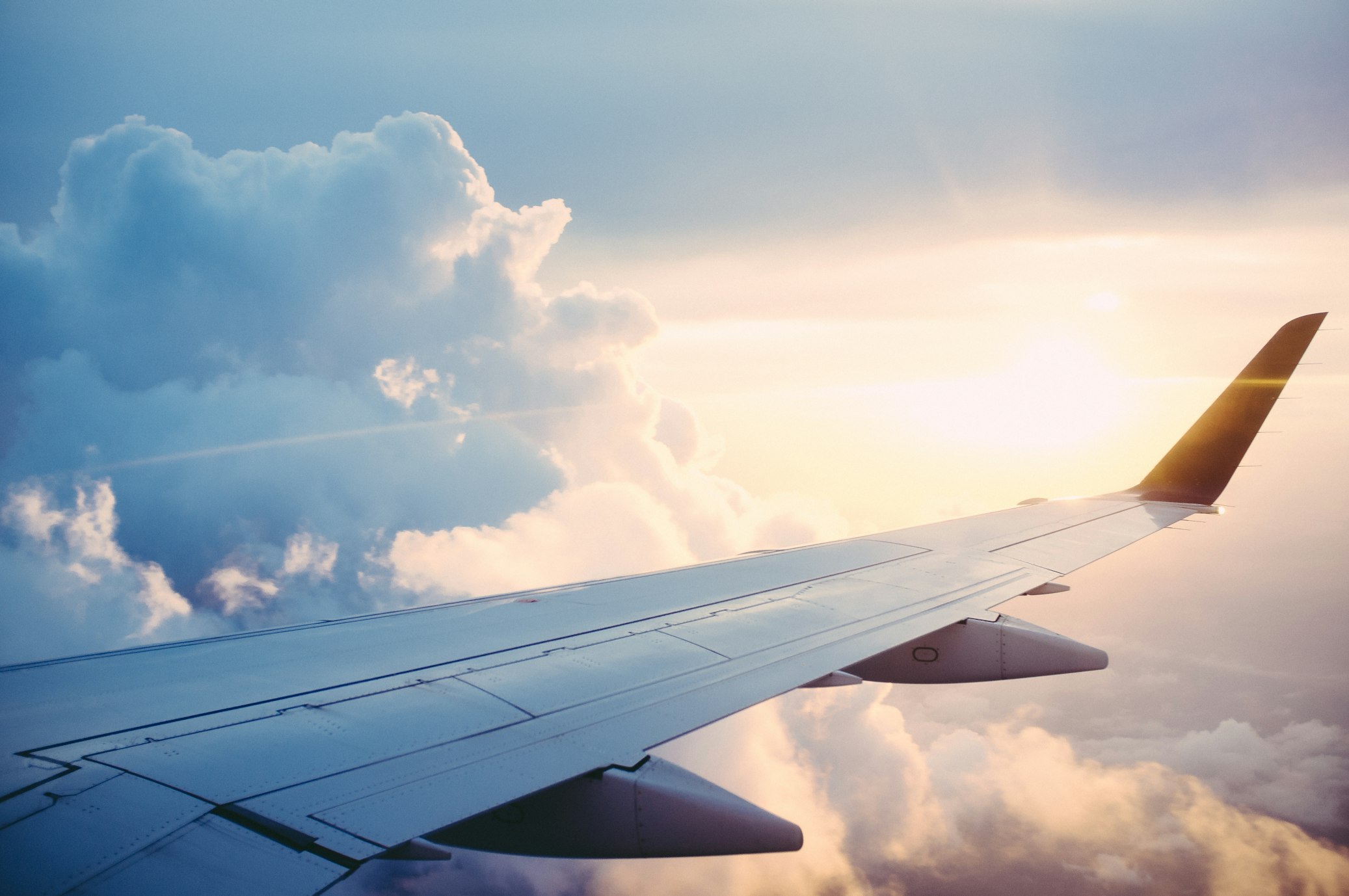 Avião da TAP Air Portugal voando sobre o Atlântico