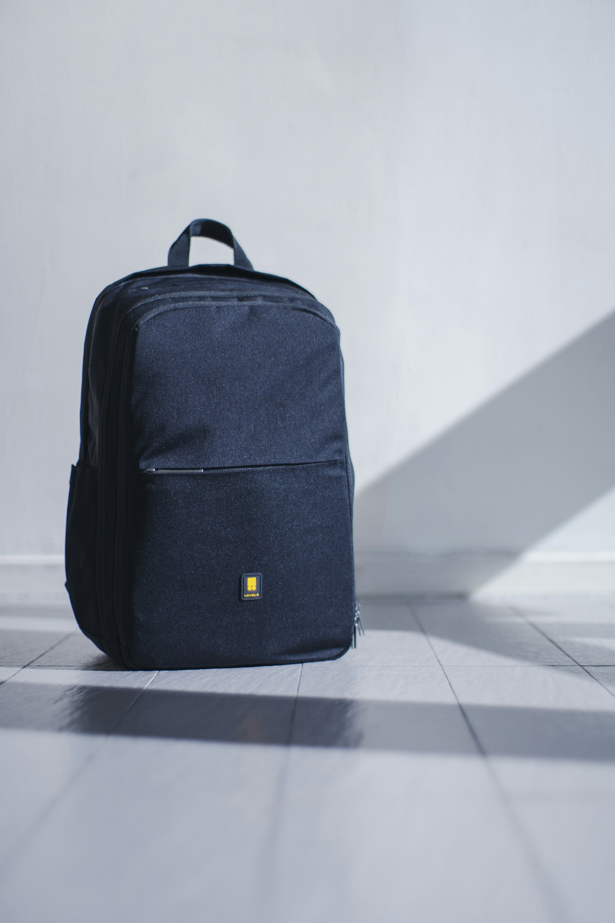 Mala aberta com roupas organizadas para viagem internacional